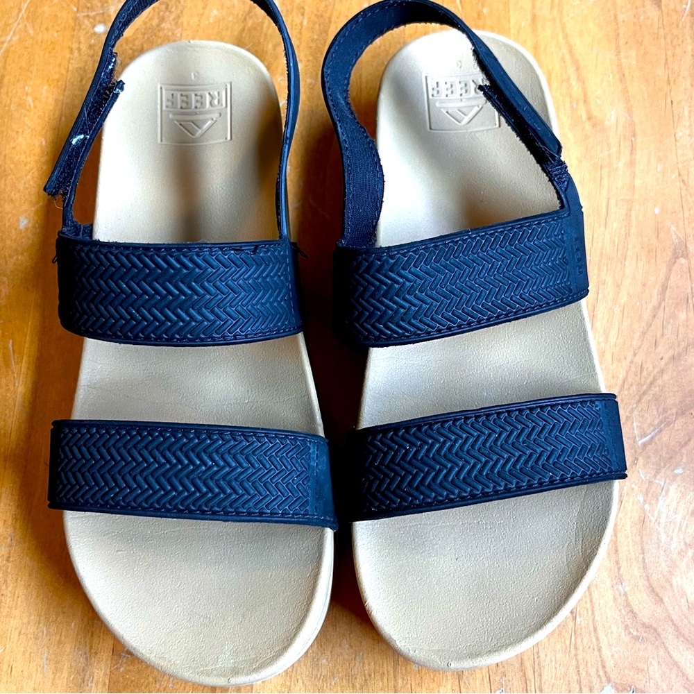 NWOT Reef Black and Tan kids Sandals